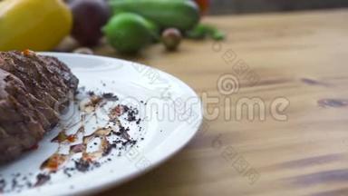 食物组成概念。 在餐厅的木桌上用蔬菜装饰的烤肉。 食物造型及设计